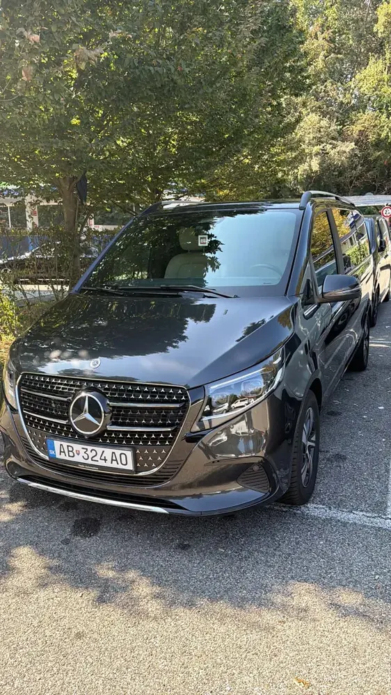 Graphite grey Mercedes-Benz V 250 d with 4MATIC all-wheel drive.